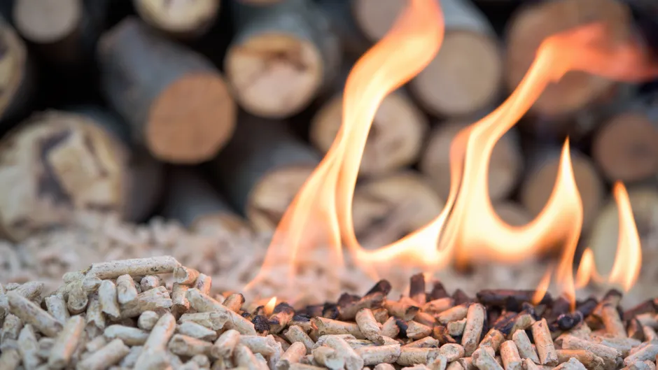 Brennende Holzpellets